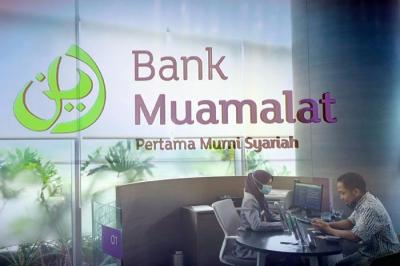 Petugas melayani nasabah di salah satu konter Bank Muamalat di Jakarta, Jumat (5/3/2021).