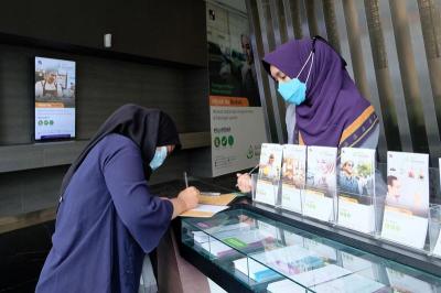Petugas melayani nasabah di salah satu konter Bank Muamalat di Jakarta, Jumat (5/3/2021).
