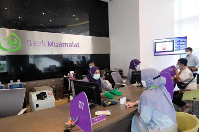 Pengamat memperkirakan, penurunan suku bunga kredit masih akan terus berlanjut seiring dengan beban dana dan efisiensi perbankan.