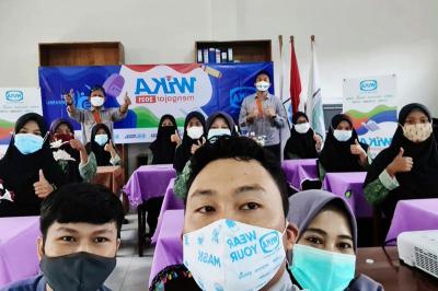 Siswa siswi SMA mengikuti program Wika Mengajar 2021 di SMA Angkasa, Jakarta Timur, Kamis (4/3/2021).