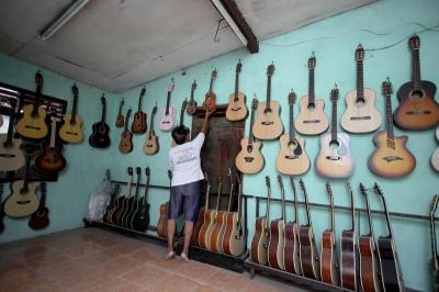 Gitar dijual dengan harga mulai dari Rp200 ribu hingga Rp1,5 juta.