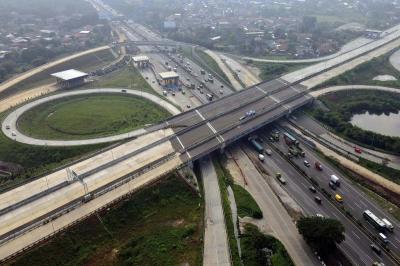 Foto udara memperlihatkan proyek simpang susun Jalan Tol Kunciran-Cengkareng yang di bawahnya dilintasi kendaraan dari arah Tangerang-Merak di kawasan Pinang, T