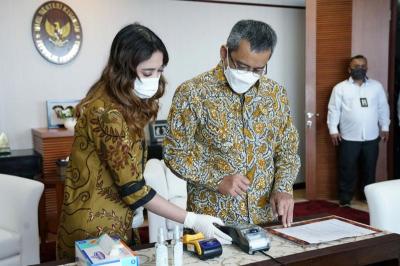 Wakil Menteri Keuangan Suahazil Nazara (kanan) melakukan pembayaran pajak menggunakan Electronic Data Capture (EDC) Bank Mandiri