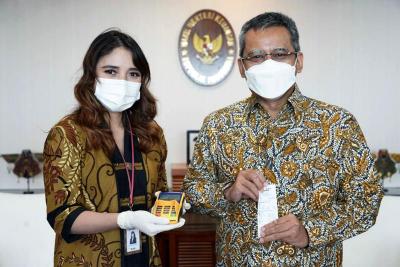Wamenkeu Suahazil Nazara melakukan pembayaran pajak menggunakan EDC Bank Mandiri
