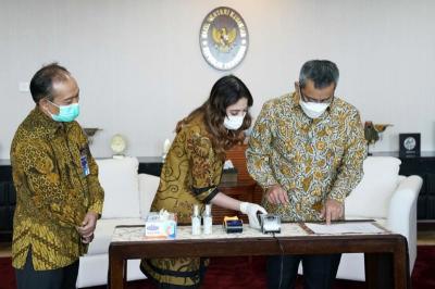 Wamenkeu Suahazil Nazara (kanan) melakukan pembayaran pajak menggunakan EDC Bank Mandiri disaksikan VP Government Business Head Bank Mandiri Yoga Sulistijono