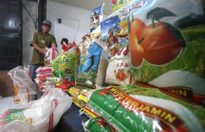 Kabar impor ini secara psikologis memberi tekanan ganda kepada harga beras di dalam negeri yang tengah panen