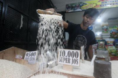 Pedagang melayani pembeli di salah satu kios beras di Pasar Kecapi, Kota Bekasi