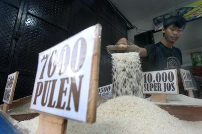 Pedagang melayani pembeli di salah satu kios beras di Pasar Kecapi, Kota Bekasi