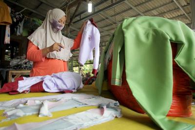 UMKM konfeksi di desa ini mampu bertahan dan mengembangkan produksinya.