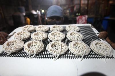 Pekerja beraktivitas di pabrik krupuk rumahan kawasan Jatimekar, Kota Bekasi, Jawa Barat.