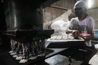 Industri kecil krupuk ini harus menurunkan produksinya
