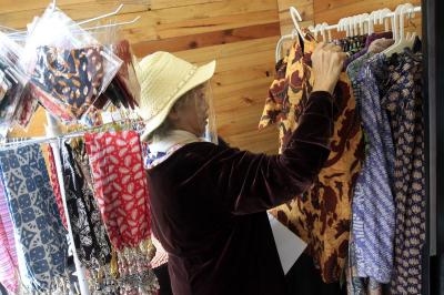 Pengunjung memilih produk di kios UMKM di trotoar sekitar Taman Sumenep, Jalan Jenderal Sudirman, Jakarta, Rabu (10/3/2021).