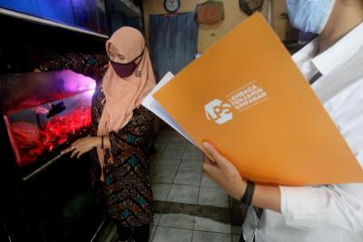Petugas Lembaga Penjamin Simpanan (LPS) melakukan survei kepuasan pelayanan di toko ikan hias di Kota Bekasi, Jawa Barat