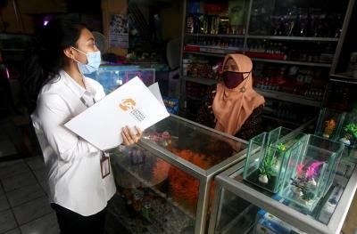 Petugas Lembaga Penjamin Simpanan (LPS) melakukan survei kepuasan pelayanan di toko ikan hias di Kota Bekasi, Jawa Barat
