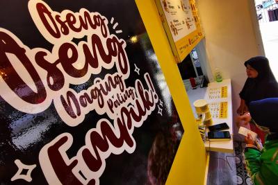 Pembeli dengan aturan protokol kesehatan memesan makanan berbahan baku daging di gerai kuliner kawasan Rawasari Selatan, Jakarta Pusat