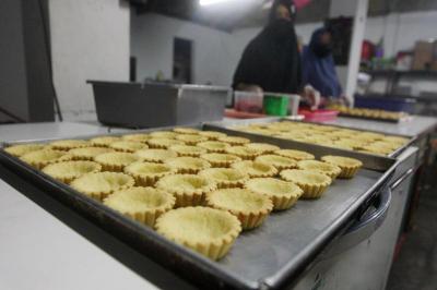 Pekerja membuat kue di industri rumahan Sida Rasa, Bekasi, Jawa Barat.