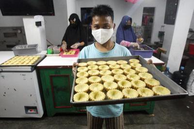 Industri kue rumahan mengalami penurunan penjualan di saat pandemi Covid-19.
