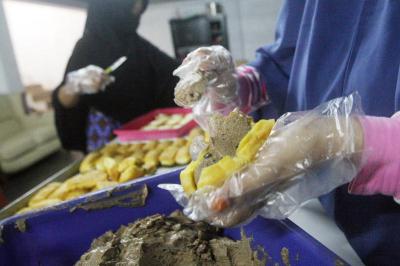 Pekerja membuat kue di industri rumahan Sida Rasa, Bekasi, Jawa Barat.