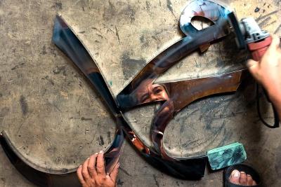 IDXChannel - Maruf (47), membuat kerajinan kaligrafi masjid di workshopnya kawasan Jakarta Selatan
