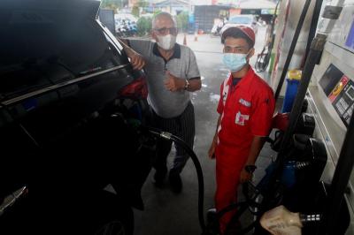 Petugas mengisi BBM di SPBU Pertamina Jalan Raya Hankam, Kota Bekasi, Jawa Barat