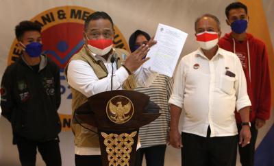 Kepala BP2MI Benny Rhamdani (tengah) saat memberikan keterangan kepada wartawan di Gedung BP2MI, Jakarta, Senin (15/3/2021).