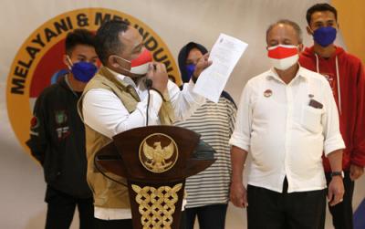 Kepala BP2MI Benny Rhamdani (tengah) saat memberikan keterangan kepada wartawan di Gedung BP2MI, Jakarta, Senin (15/3/2021).