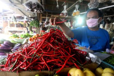 Pembeli merapikan cabai merah di Pasar Kecapi, Kota Bekasi, Jawa Barat, Senin (15/3/2021).
