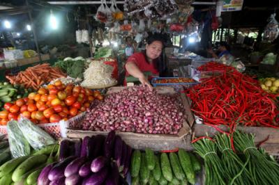 Pembeli merapikan cabai bawang merah di Pasar Kecapi, Kota Bekasi, Jawa Barat, Senin (15/3/2021).