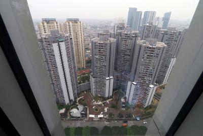 Deretan hunian vertikal atau apartemen tampak berdiri di Jakarta, Senin (15/3/2021).