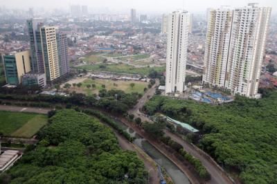 Deretan hunian vertikal atau apartemen tampak berdiri di Jakarta, Senin (15/3/2021).