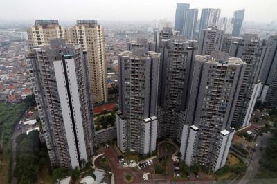 Deretan hunian vertikal atau apartemen tampak berdiri di Jakarta, Senin (15/3/2021).