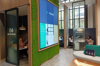 Agen asuransi melayani nasabah di kantor Manulife Indonesia di Jakarta, Selasa (16/3/2021).