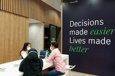 Agen asuransi melayani nasabah di kantor Manulife Indonesia di Jakarta, Selasa (16/3/2021).