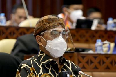 Menhub Budi Karya Sumadi mengenakan batik dan blangkon saat rapat kerja dengan Komisi V DPR di Kompleks Parlemen, Senayan, Jakarta, Selasa, (16/3/2021).