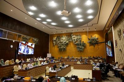 Menhub Budi Karya Sumadi mengenakan batik dan blangkon saat rapat kerja dengan Komisi V DPR di Kompleks Parlemen, Senayan, Jakarta, Selasa, (16/3/2021).