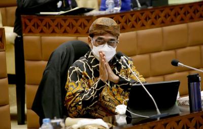 Menhub Budi Karya Sumadi mengenakan batik dan blangkon saat rapat kerja dengan Komisi V DPR di Kompleks Parlemen, Senayan, Jakarta, Selasa, (16/3/2021).