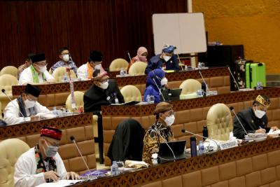 Menhub Budi Karya Sumadi mengenakan batik dan blangkon saat rapat kerja dengan Komisi V DPR di Kompleks Parlemen, Senayan, Jakarta, Selasa, (16/3/2021).