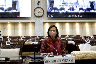 Menteri Keuangan Sri Mulyani mengikuti rapat kerja dengan Komisi XI DPR di Kompleks Parlemen, Senayan, Jakarta, Senin (15/3/2021).