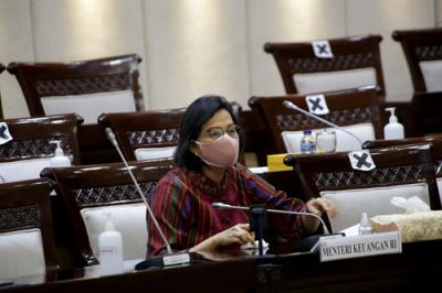 Menteri Keuangan Sri Mulyani mengikuti rapat kerja dengan Komisi XI DPR di Kompleks Parlemen, Senayan, Jakarta, Senin (15/3/2021).