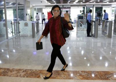 Menteri Keuangan Sri Mulyani saat akan mengikuti rapat kerja dengan Komisi XI DPR di Kompleks Parlemen, Senayan, Jakarta, Senin (15/3/2021).