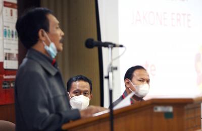 Plt Wali Kota Jaksel Isnawa Adji (tengah) menyimak paparan Pemimpin Divisi Hubungan Kelembagaan Bank DKI Akhirudin Siregar (kiri)