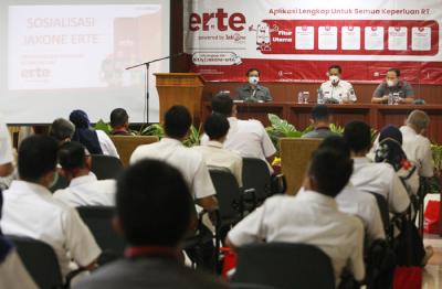 Plt Wali Kota Jaksel Isnawa Adji (tengah), Pemimpin Divisi Hubungan Kelembagaan Bank DKI Akhirudin Siregar (kiri) saat peluncuran aplikasi JakOne Erte.