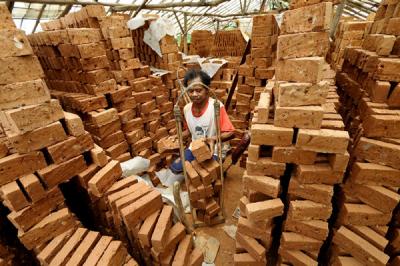 Pekerja menyusun bata saat proses penjemuran.