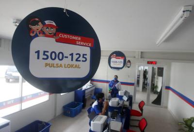 Petugas melayani nasabah untuk melakukan transaksi pengiriman arsip di Jakarta, Rabu (17/3/2021).