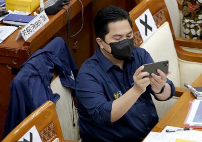 Menteri BUMN Erick Thohir mengikuri rapat kerja dengan Komisi VI DPR di Kompleks Parlemen, Senayan, Jakarta, Kamis (18/3/2021).