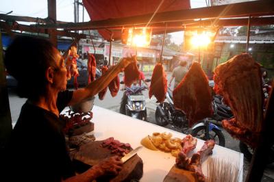Pedagang daging merapikan dagangannya di Pasar Kecapi, Kota Bekasi, Jawa Barat, Kamis (18/3/2021).