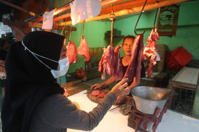 Pembeli melihat daging di Pasar Kecapi, Kota Bekasi, Jawa Barat, Kamis (18/3/2021).