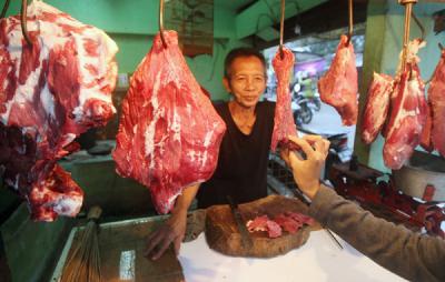 Pembeli melihat daging di Pasar Kecapi, Kota Bekasi, Jawa Barat, Kamis (18/3/2021).