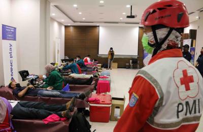 Peserta donor melakukan donor darah di Gedung iNews Tower, Kebon Sirih, Jakarta, Kamis (18/3/2021).