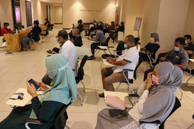 Peserta antre saat akan mendonorkan darahnya di Gedung iNews Tower, Kebon Sirih, Jakarta, Kamis (18/3/2021).